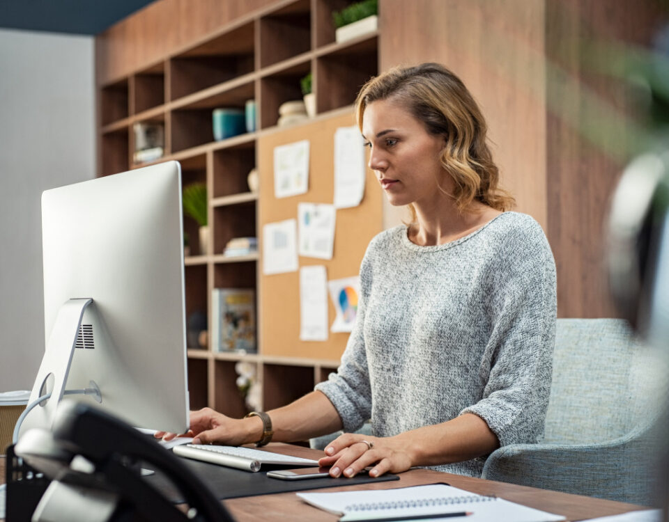 Arbeidsongeschikte office manager vordert ontbinding arbeidscontract